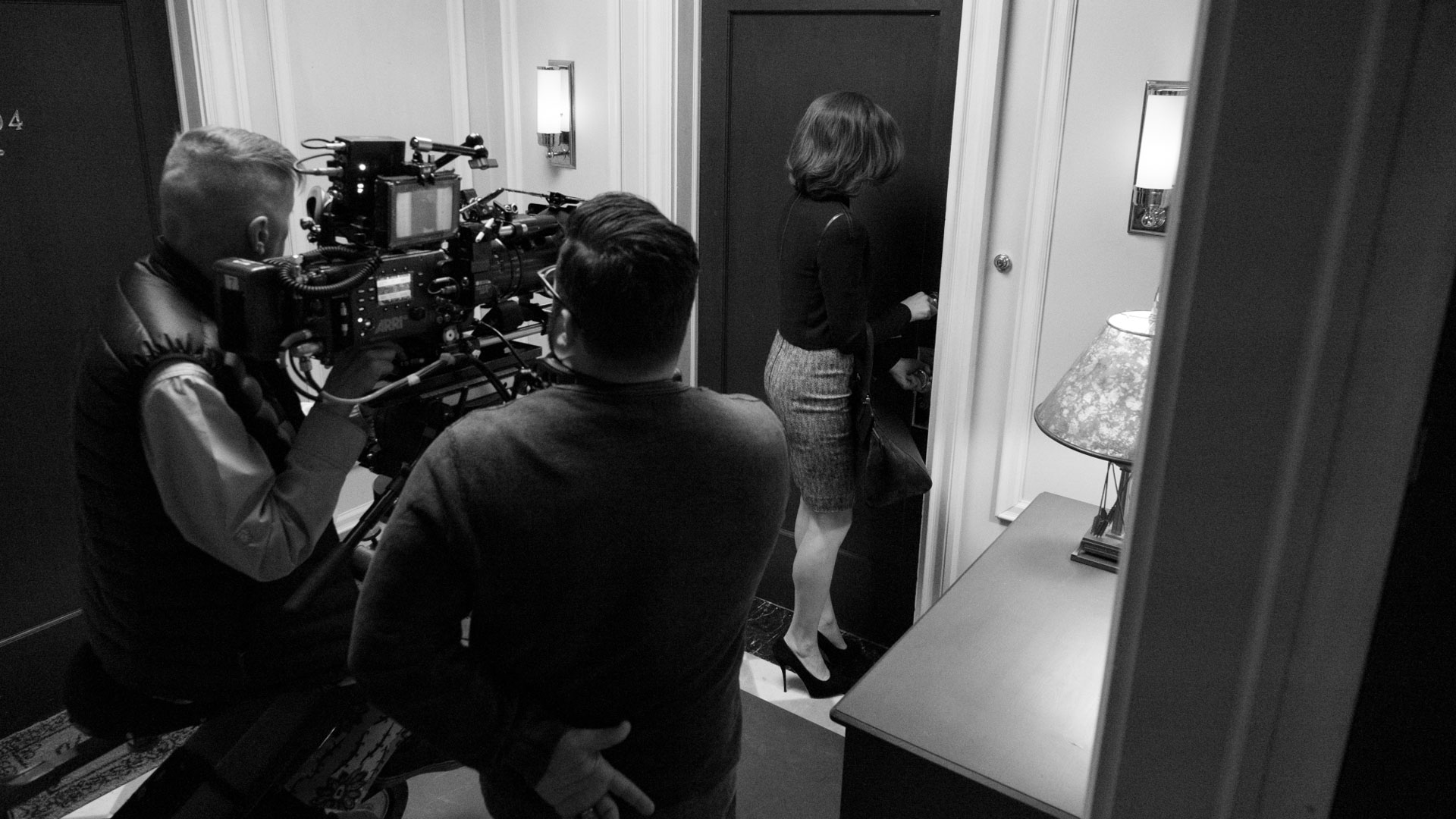 Robert King directs as Julianna Margulies enters Alicia's apartment.